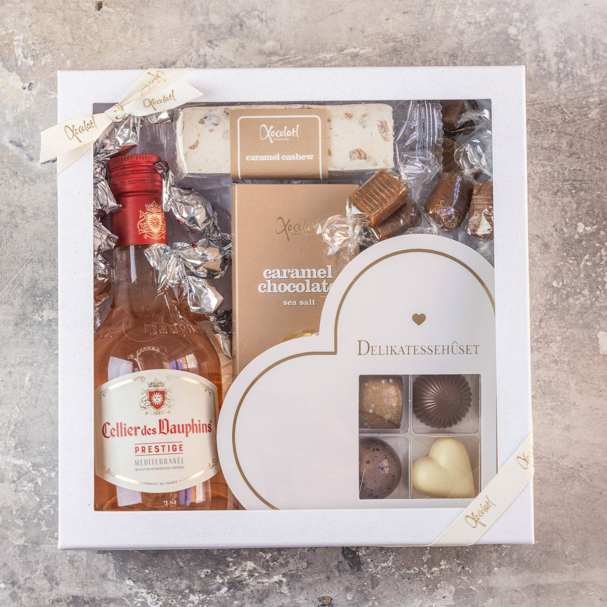 Gaveæske med vin, fyldte chokolader, chokoladeplade og karameller