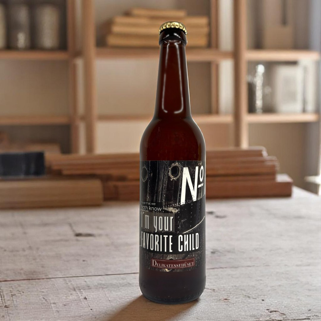 'I love that we both know that I'm your FAVORITE CHILD'

Øllen til forældrene med verdens bedste børn

Designet af Delikatessehuset og bestående af økologisk klassisk Pale Ale fra Grauballe Bryghus; med en sød lille hilsen.

Denne special-øl er en&nbsp;klassisk pale ale&nbsp;brygget på&nbsp;lyse&nbsp;malte. Humlen giver i kombination med de lyse malte en&nbsp;velafbalanceret&nbsp;bitterhed.


"Den blide men samtidig bitre smag minder om en kølig gåtur gennem det dugvåde græs en kølig morgen i bare tæer." - 
