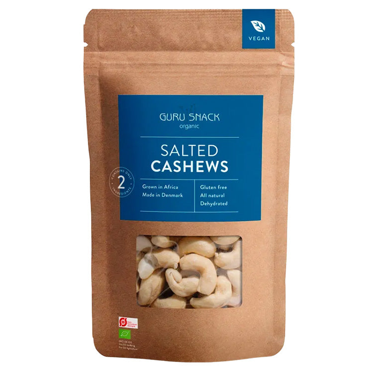 Guru Snack økologiske saltede cashewnødder i en brun pose med blåt mærkat.