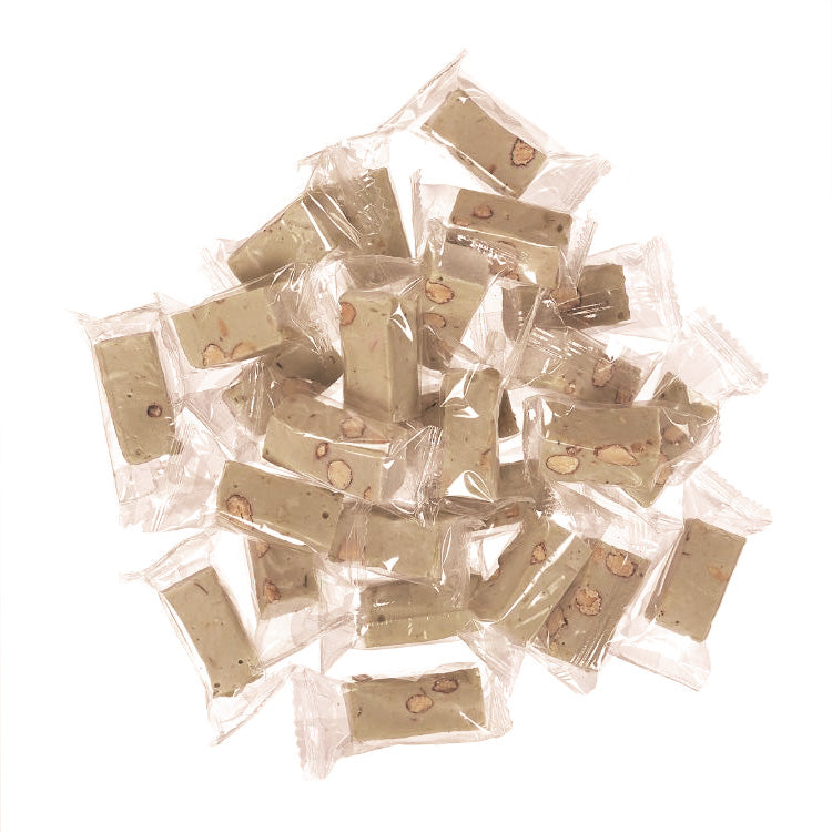Indpakkede franske nougat stykker med mandler fra Delikatessehuset til søde lækkerier.