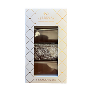 Elegant gaveæske med tre forskellige karamelbarer fra Karamel Kompagniet til gavekurve.