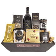 Gavekurv med rødvin, chokolade, lakrids og gourmet snacks fra Delikatessehuset til enhver anledning.