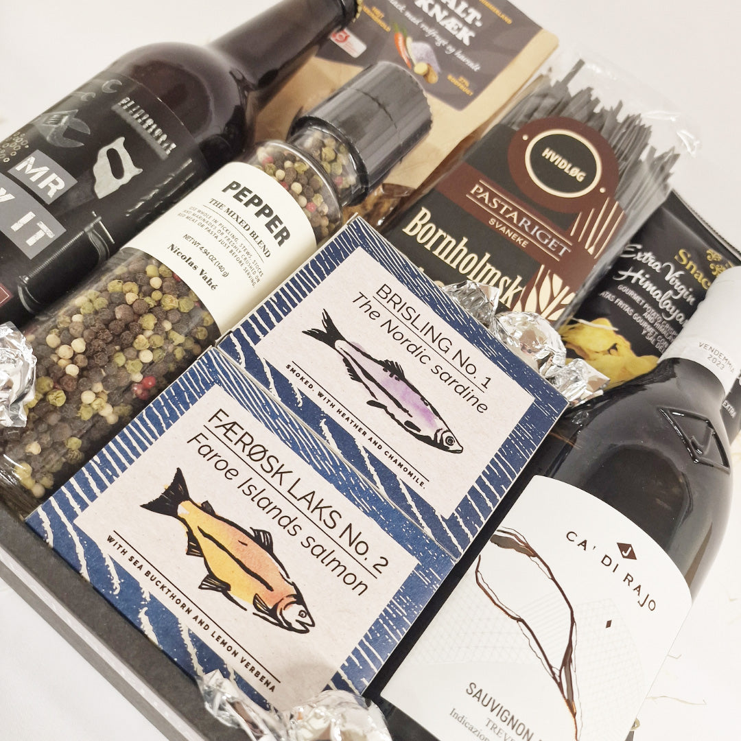 Gavekurv med special-øl, hvidvin, laksepålæg, Bornholmsk pasta og delikatesser fra Delikatessehuset.