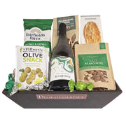 Gavekurv med hvidvin, gourmetmandler, oliven, chips og chokolade fra Delikatessehuset.