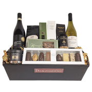 Eksklusiv gavekurv med vin og specialiteter fra Delikatessehuset indeholdende rødvin, hvidvin, lakrids og chokolade.