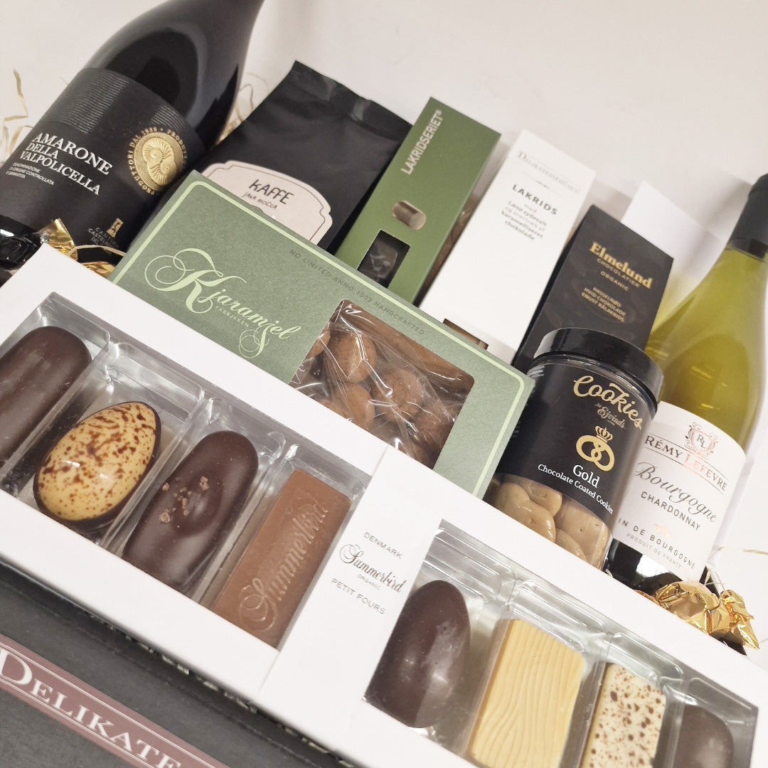Eksklusiv gavekurv med Amarone rødvin, Bourgogne hvidvin, Summerbird chokolade og lækre delikatesser.