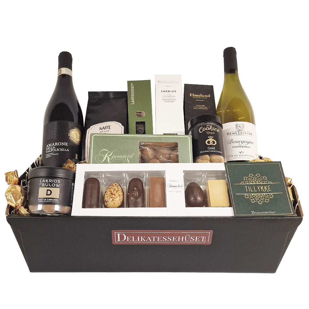 Eksklusiv gavekurv med rødvin, hvidvin, Summerbird chokolade og gourmet delikatesser fra Delikatessehuset.