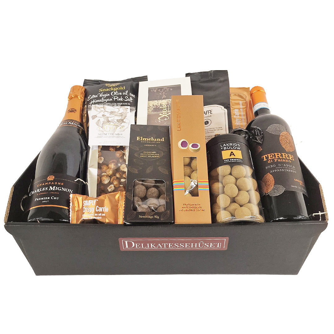 Eksklusiv gavekurv med rødvin, champagne, lakrids og chokolade fra Delikatessehuset.