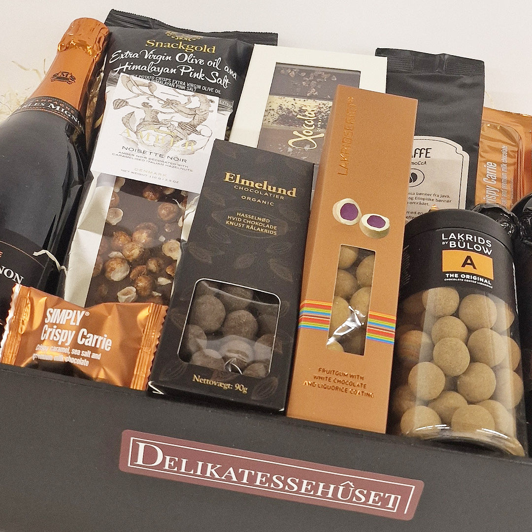 Eksklusiv gavekurv med rødvin, chokolade og lakrids fra Delikatessehuset til reception eller jubilæum.