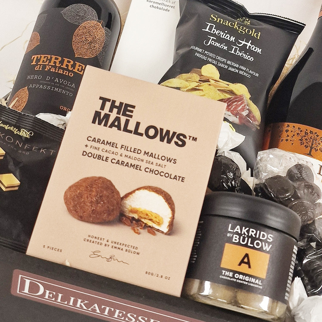 Gavekurv med rødvin, The Mallows, Lakrids by Bülow og lækre snacks fra Delikatessehuset.