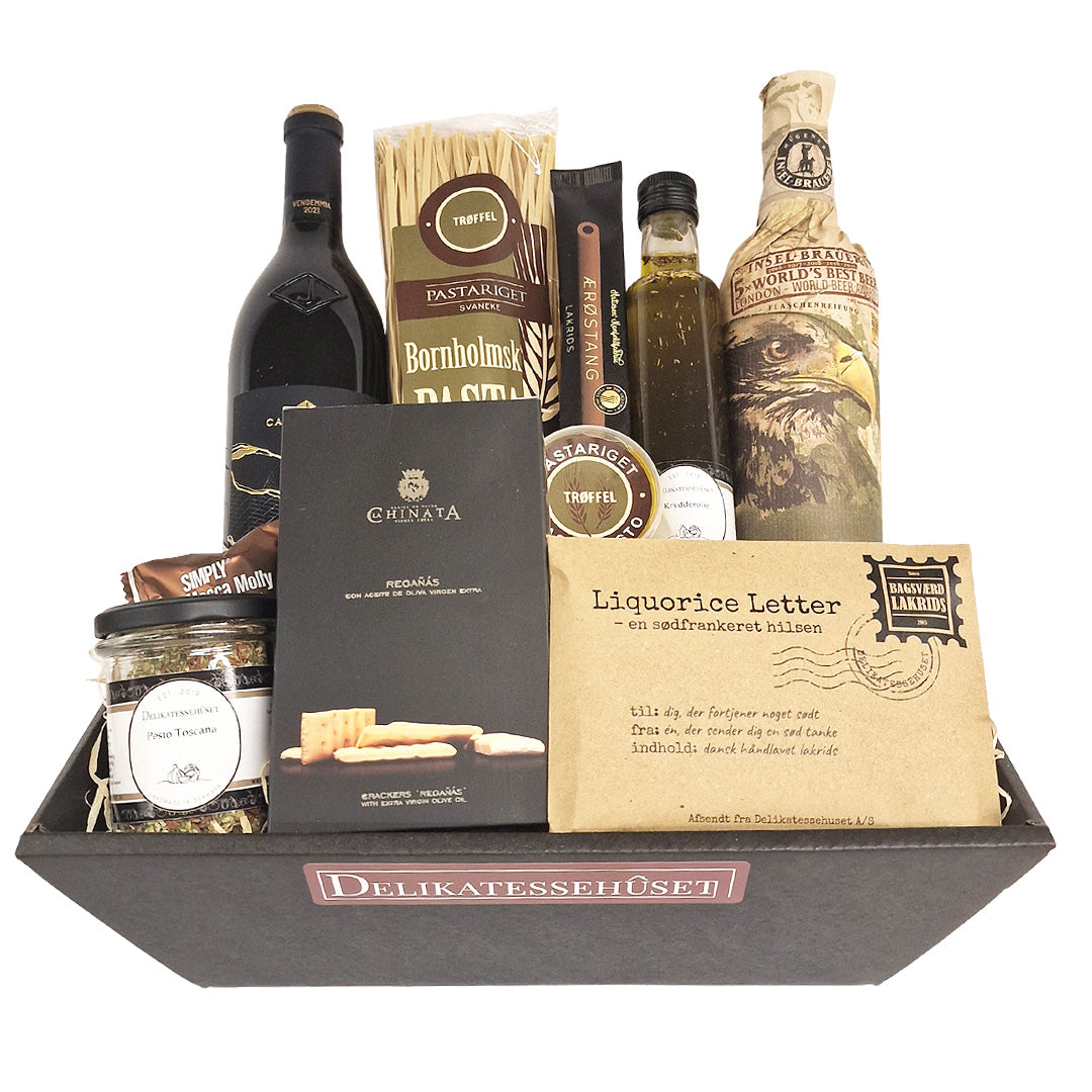 Stor gavekurv med vin, specialøl, pasta, pesto og Bagsværd Lakrids fra Delikatessehuset.