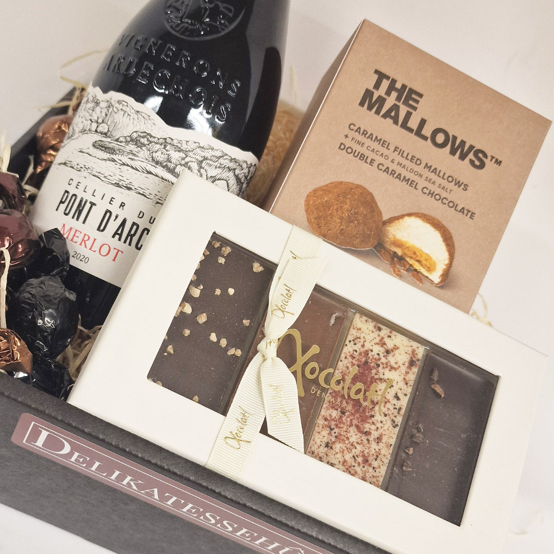 Gavekurv med Merlot rødvin, The Mallows skumfiduser og Xocolatl chokolade i en gaveæske.