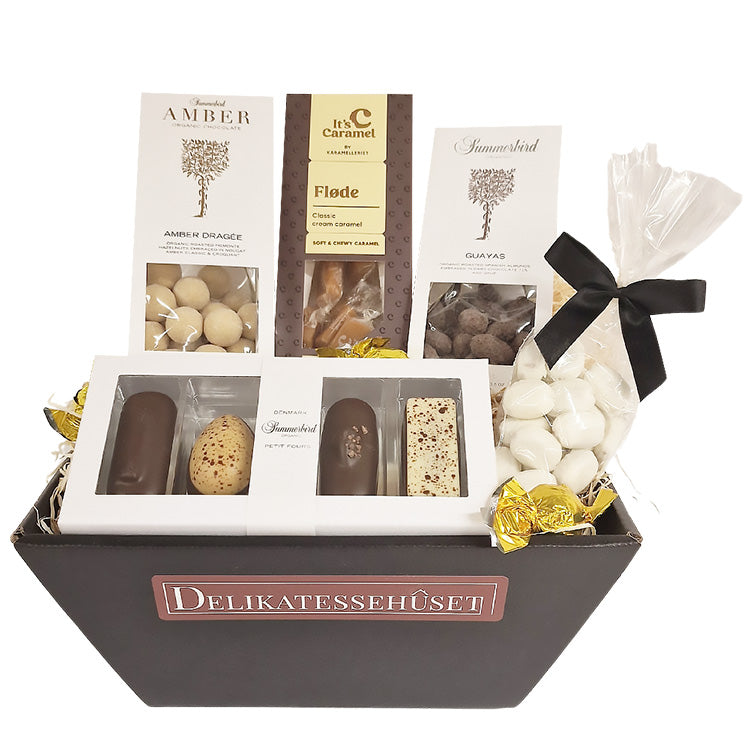Gavekurv med karameller og Summerbird chokolade som firmagave til medarbejdere fra Delikatessehuset.