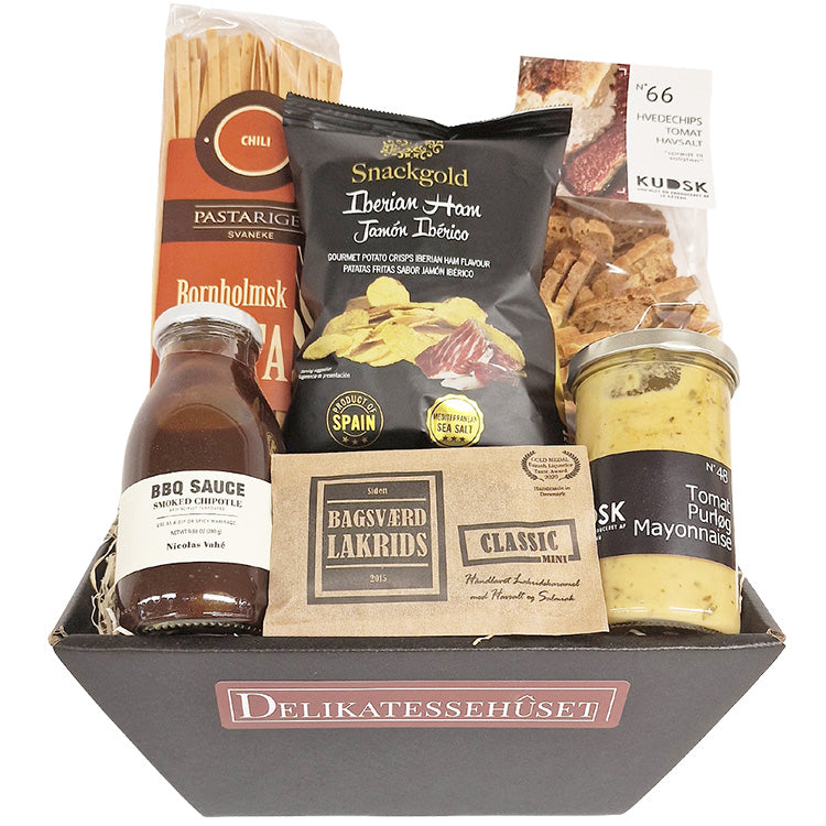 Gavekurv uden alkohol med Bagsværd lakrids, pasta, chips og specialiteter fra Delikatessehuset.