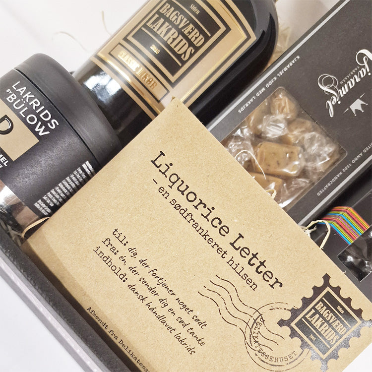 Nærbillede af gavekurv med Lakrids by Bülow, Bagsværd Lakrids, karameller og et Liquorice Letter.