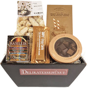 Gavekurv uden alkohol med lakridskonfekt, te fra Basilur, biscotti og chokolade.