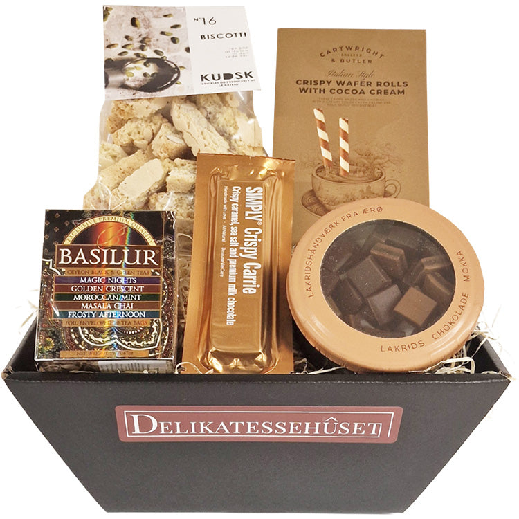 Gavekurv uden alkohol med lakridskonfekt, te fra Basilur, biscotti og chokolade.