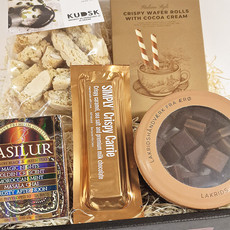 Gavekurv uden alkohol med lakridskonfekt fra Ærø, te fra Basilur og chokolade.
