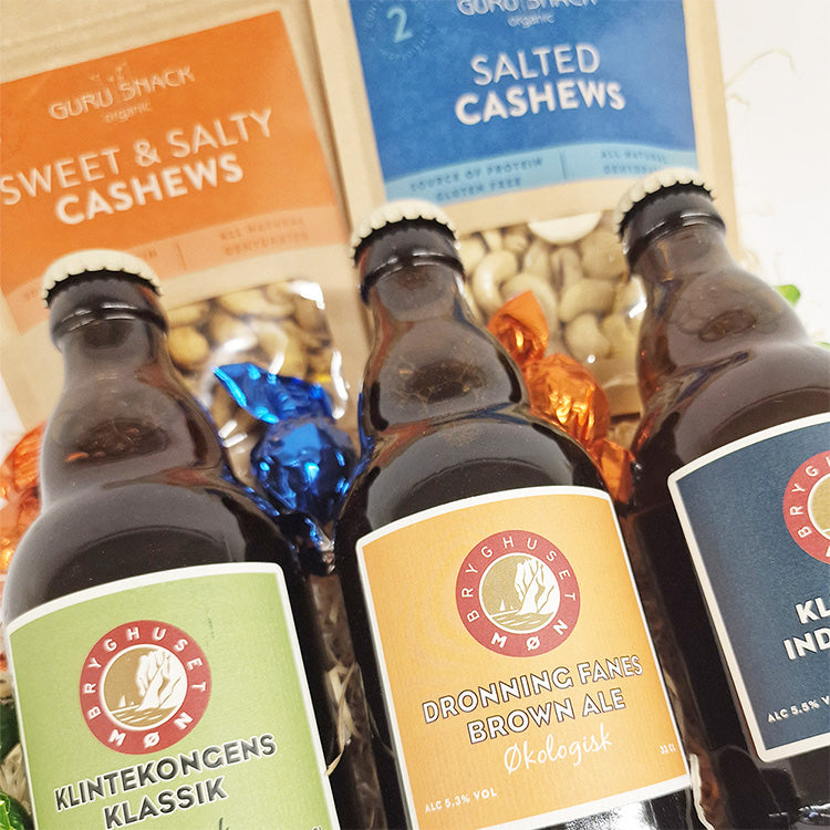 Gavekurv med specialøl fra Bryghuset Møn og økologiske cashewnødder fra Guru Snack.