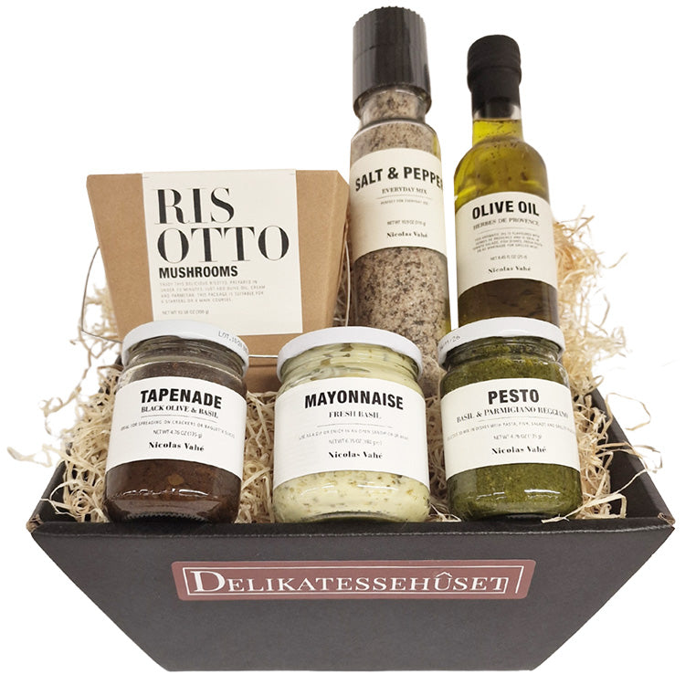 Gavekurv fra Delikatessehuset med risotto, olivenolie, salt og peber samt pesto og tapenade fra Nicolas Vahé.