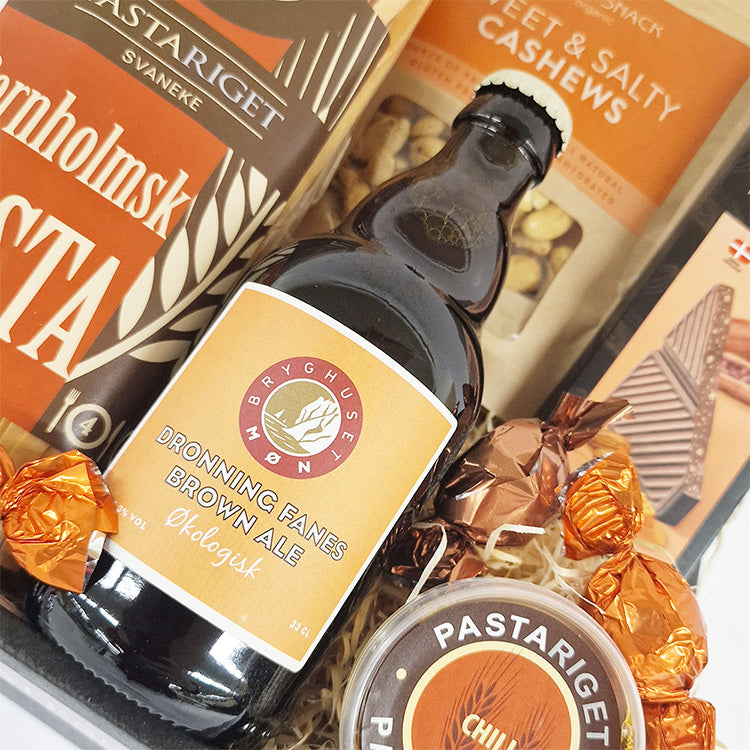Ølgave med økologisk Brown Ale, krydret pastapesto, chili-pasta, cashewnødder og lækker dansk chokolade.