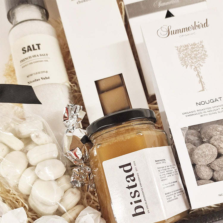 Nærbillede af gavekurv med Summerbird chokolade, lakrids, havsalt fra Nicolas Vahé og Bistad honning.
