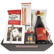 Gavekurv med spansk rødvin, Summerbird chokolade, Lakrids by Bülow og lækre snacks.