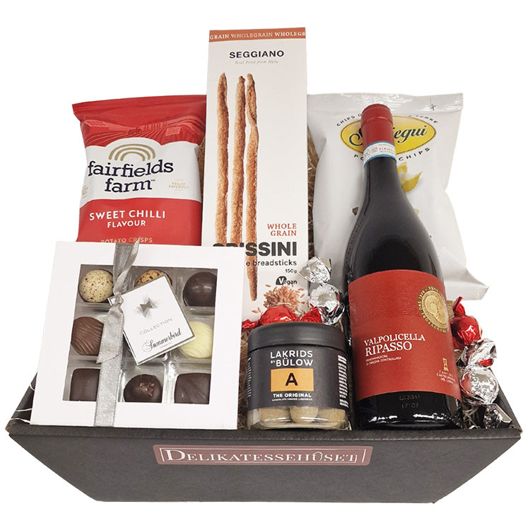 Gavekurv med spansk rødvin, Summerbird chokolade, Lakrids by Bülow og lækre snacks.