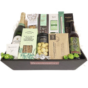 Luksuriøs gavekurv med mousserende vin, chokolade, lakrids og delikatesser i grønne og mint nuancer.