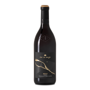 Flaske med Ca di Rajo Merlot Venezia rødvin med sort etikette og gulddetaljer.