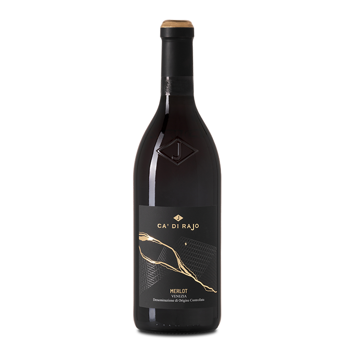 Flaske med Ca di Rajo Merlot Venezia rødvin med sort etikette og gulddetaljer.