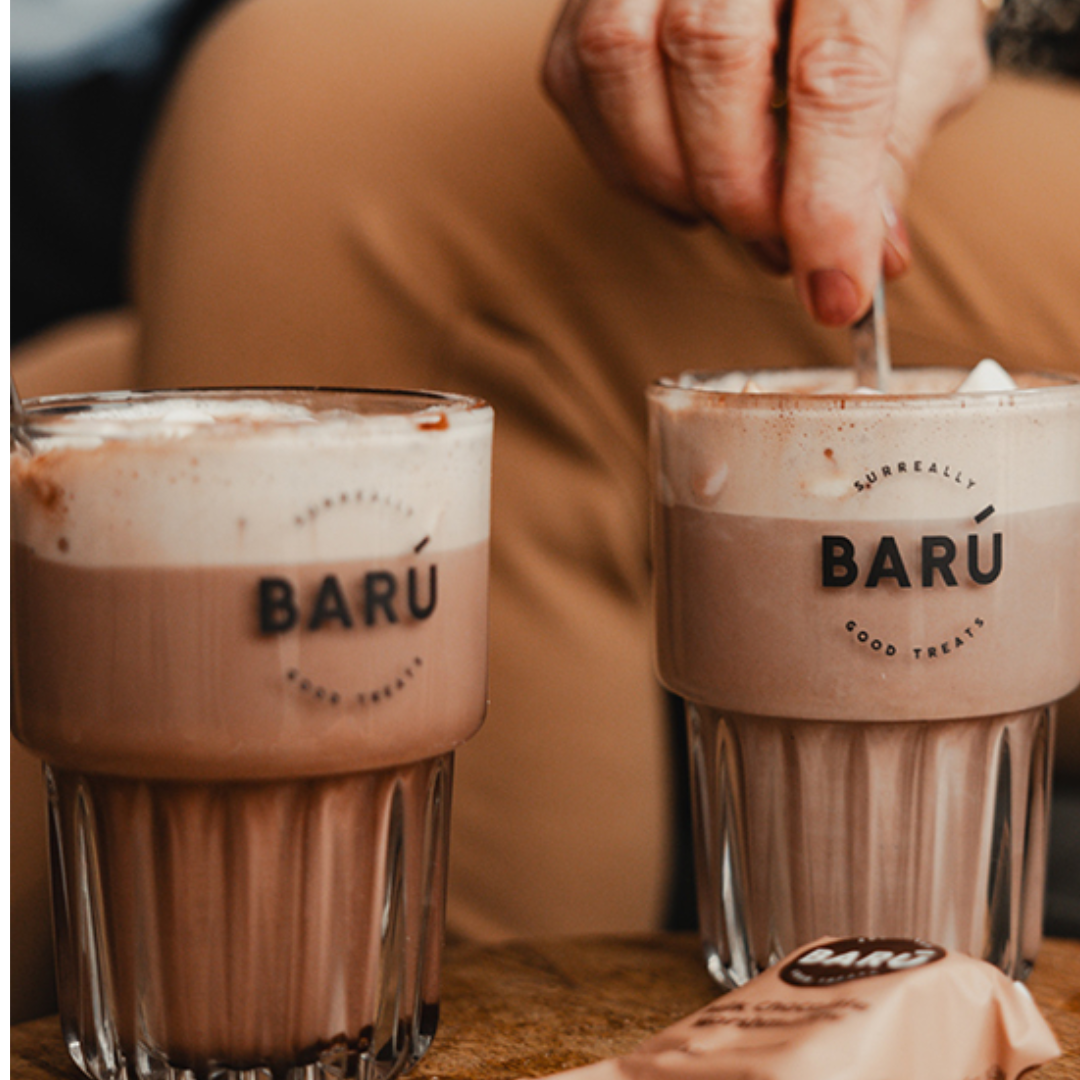 To glas lækker Barú varm chokolade med flødeskum og skumfiduser hos Delikatessehuset.
