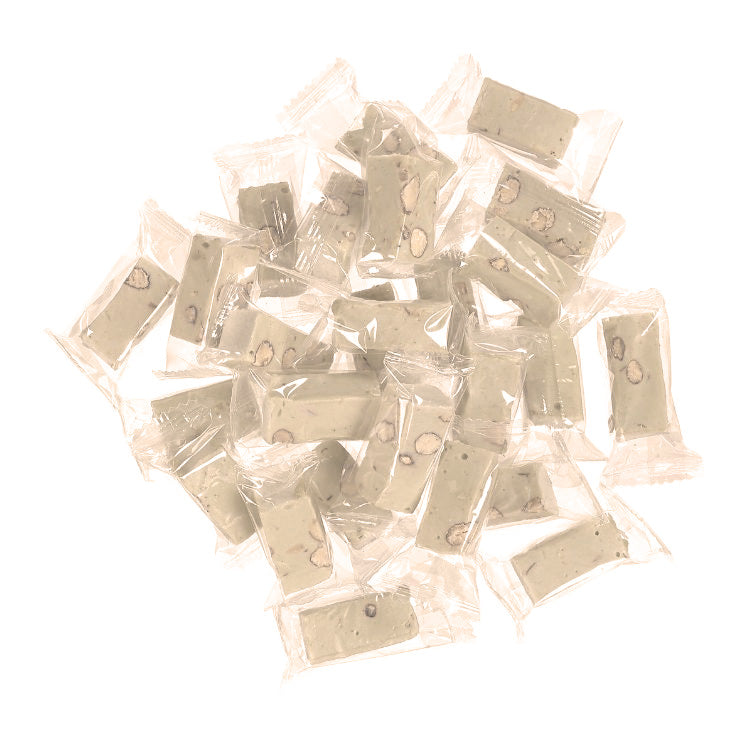 En bunke indpakket fransk nougat med vanilje og nødder fra Delikatessehuset.