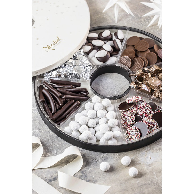 Åben rund Xocolatl æske med chokolade og hvidt låg