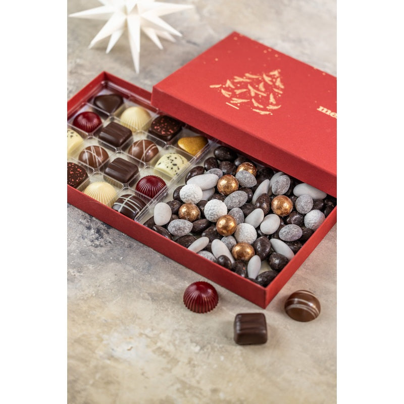 Xocolatl chokolader og dragéer i rød æske med låget forskudt
