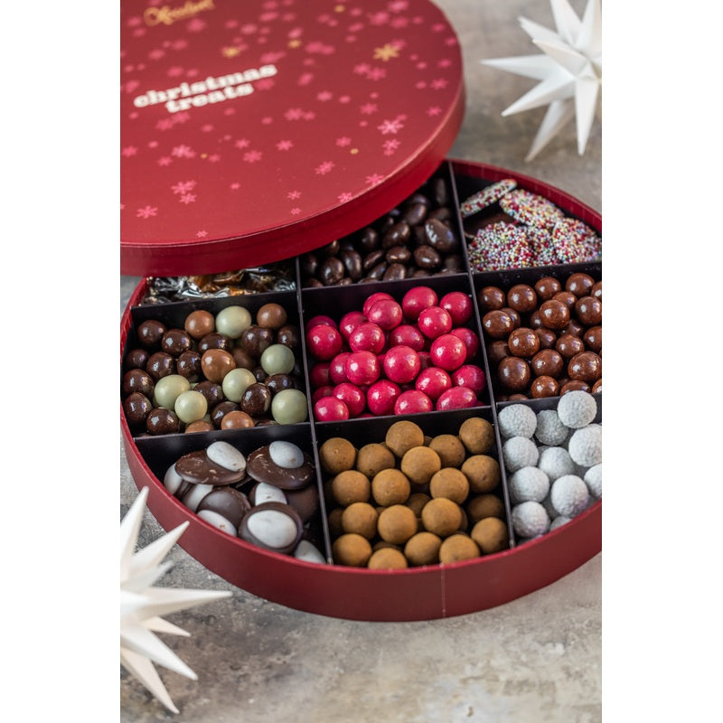 Nærbillede af Xocolatl rund rød æske med chokolade og lakrids