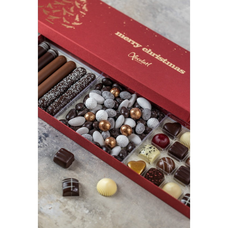 Marcipanbarer og fyldte chokolader i åben rød gaveæske fra Xocolatl