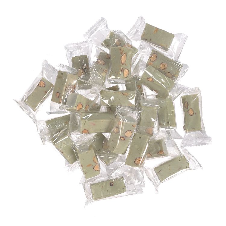 Fransk nougat med pistacie og nødder i gennemsigtig indpakning fra Delikatessehuset.