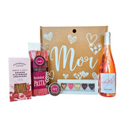 Mors dag gave med rosévin, pastaret og krydrede fladbrød