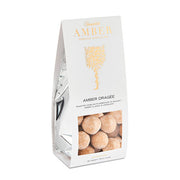 Summerbird Amber Dragée pose med ristede hasselnødder overtrukket med nougat og karamelliseret hvid chokolade.