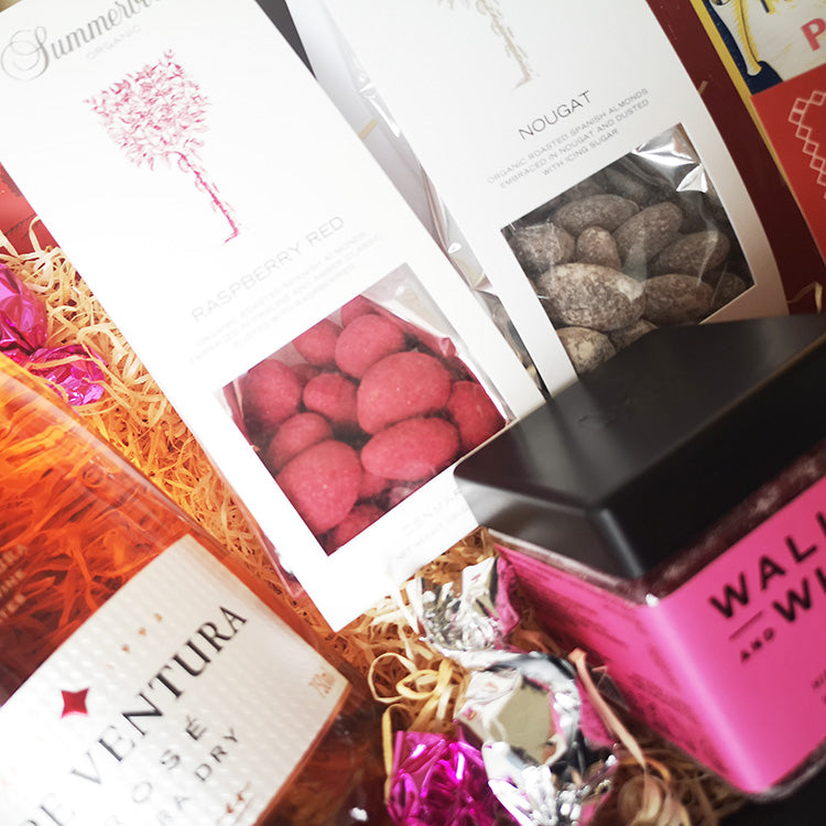 Gavekurv som tak for hjælpen. Flot kurv med cava rosevin bobler, chips, chokolade, karameller m.m.