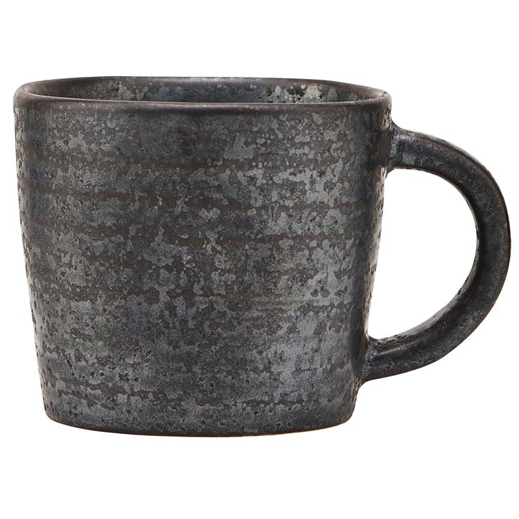 Denne charmerende Pion espressokop er perfekt til en varm espresso. Koppen er lavet af porcelæn, og har en flot glasering. Derudover passer den også til de fine skeer i samme serie og farve - et perfekt sæt.